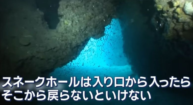 대만인 2명이 숨진 채 발견된 일본 오키나와 다이빙 명소인 ‘스네이크홀’. [유튜브 ‘ANNnewsCH’ 캡처]
