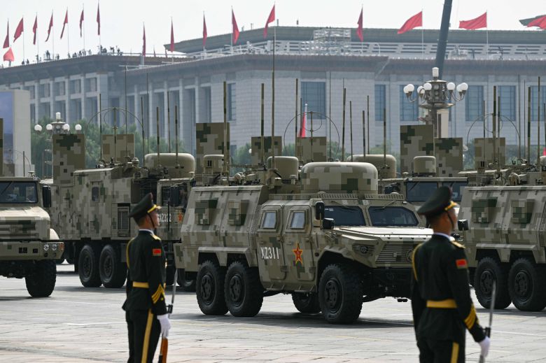 3일(현지시간) 중국 베이징 톈안먼 광장에서 열린 ‘중국인민 항일전쟁 및 세계 반파시스트 전쟁 승리(전승절) 80주년’ 열병식 도중 군용 차량들이 보이고 있다. [AFP]