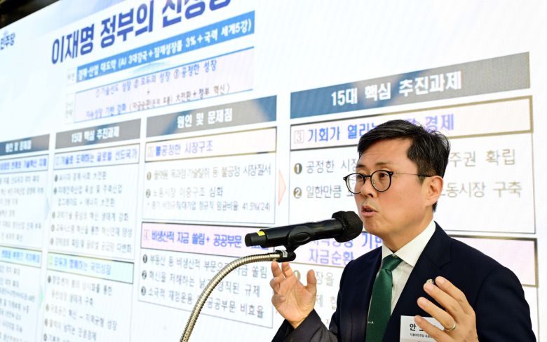 헤럴드경제와 법무법인 대륙아주가 공동주최하는 미래리더스포럼 9월 초청강연이 3일 오전 서울 중구 앰배서더 서울 풀만 호텔에서 열린 가운데 안도걸 더불어민주당 의원이 연사로 참석해 강연을 하고 있다. 이상섭  기자