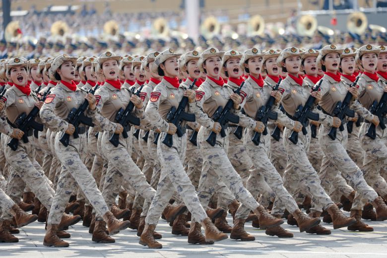 중국군이 3일 열병식에서 행진하고 있다. [EPA]