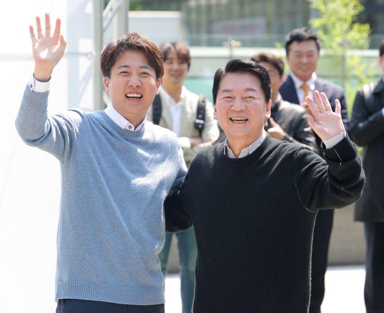 국민의힘 안철수 대선 경선 후보와 개혁신당 이준석 대선 후보가 지난 4월25일 경기도 성남시 판교역 앞 광장에서 열린 인공지능(AI) 관련 ‘미래를 여는 단비토크’에서 만나 손을 흔들고 있다. [연합뉴스]