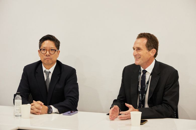 사이먼 폭스 프리즈 최고경영자(CEO)(오른쪽)와 패트릭 리 프리즈 서울 디렉터가 4일 서울 강남구 코엑스에서 기자간담회를 하고 있다. [프리즈 서울]