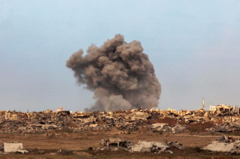 팔레스타인족이 거주하는 가자 지구에서 3일(현지시간) 폭음과 함께 연기가 피어오르고 있다. [AFP]