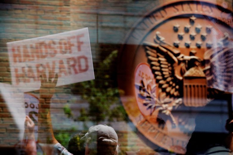 지난 7월 21일(현지시간) 미 하버드대를 지지하기 위해 모인 시위대 ‘크림슨 커리지(Crimson Courage)’ 단체 회원들이 미국 매사추세츠주 보스턴 연방법원 청사 창문에 비친 모습. [로이터]