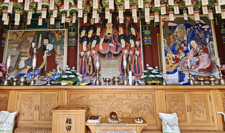 정방사 산신각 내 법당