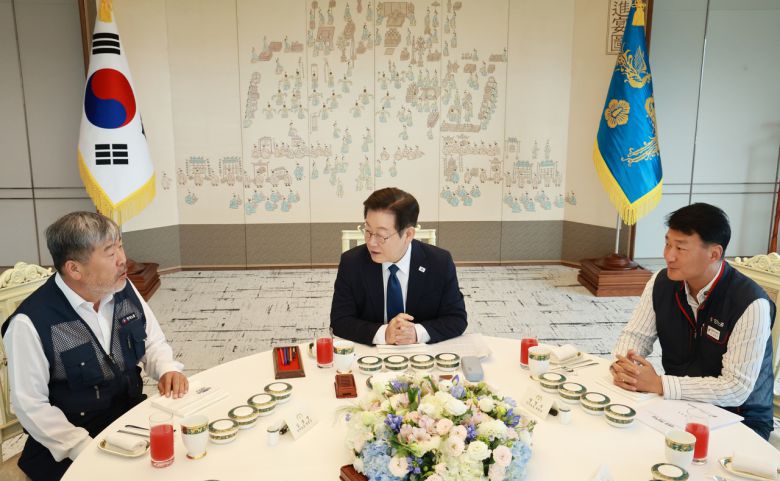 이재명 대통령이 4일 서울 용산 대통령실 청사에서 열린 양대노총 위원장과의 오찬 간담회를 주재하고 있다.      왼쪽부터 김동명 한국노총 위원장, 이 대통령, 양경수 민주노총 위원장. [연합]