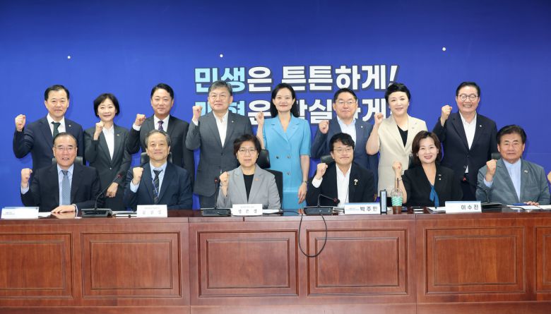 박주민 국회 보건복지위원회 위원장, 정은경 보건복지부 장관, 문진영 대통령실 사회수석 등이 4일 서울 여의도 국회 의원회관에서 열린 당정대 협의에서 기념촬영을 하고 있다. [연합]