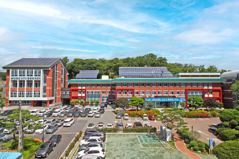 경남 산청군의 전 읍장이 직장내 갑질 의혹으로 도 인사위원회 심의를 앞두고 있다. 사진은 산청군청 전경