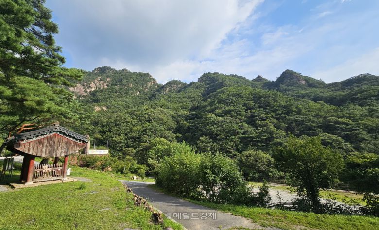 덕주사에서 바라본 월악산 정상 영봉. 누워있는 여자의 얼굴 모습과 닮았다.