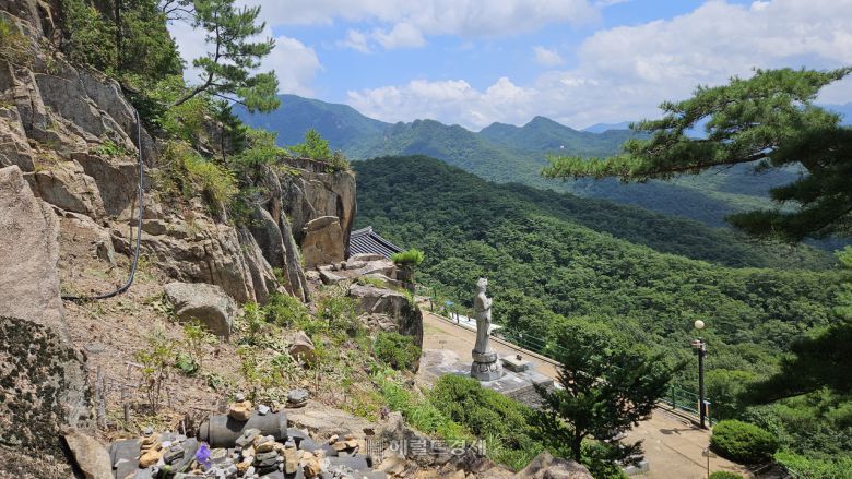 정방사 산신각에서 바라본 관음상