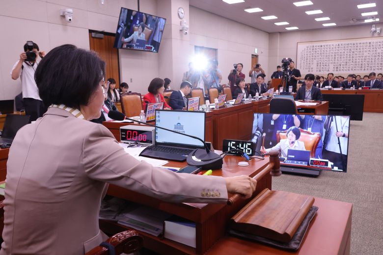 4일 서울 여의도 국회에서 열린 법제사법위원회 전체회의에서 추미애 위원장이 의사봉을 두드리고 있다. [연합]