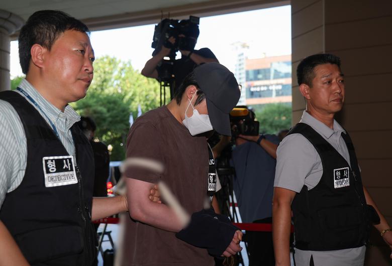 서울 서대문구 한 초등학교 인근에서 아동을 납치하려 한 20대 남성이 5일 서울 마포구 서울서부지방법원에서 열린 구속 전 피의자 심문(영장실질심사)에 출석하고 있다. [연합]