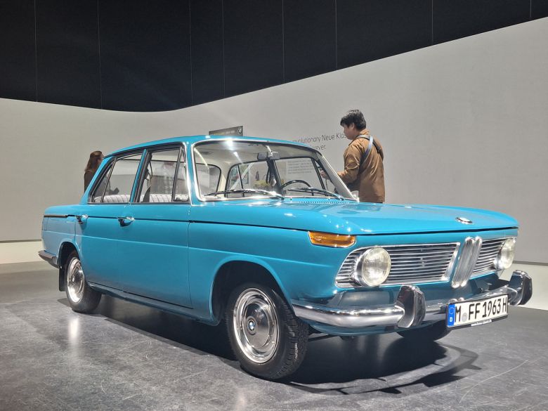 5일(현지시간) 뮌헨에서 열린 iX3 월드 그랑프리 행사에 전시된 BMW 1500 차량 [뮌헨=김성우 기자]