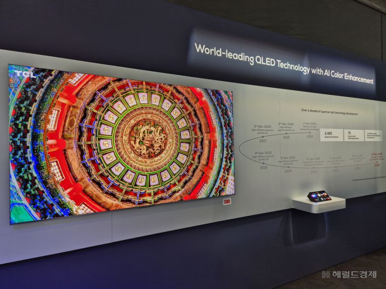 TCL은 독일 베를린에서 열린 IFA 2025 전시관에서 스스로를 “대형 스크린 미니 LED TV의 리더”라 칭하며 홍보했다. 베를린=김현일 기자.