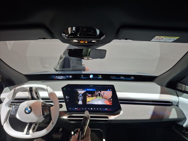 5일(현지시간) 독일 뮌헨에서 열린 월드 프리미어 현장에 전시된 iX3 1열 [뮌헨=김성우 기자]