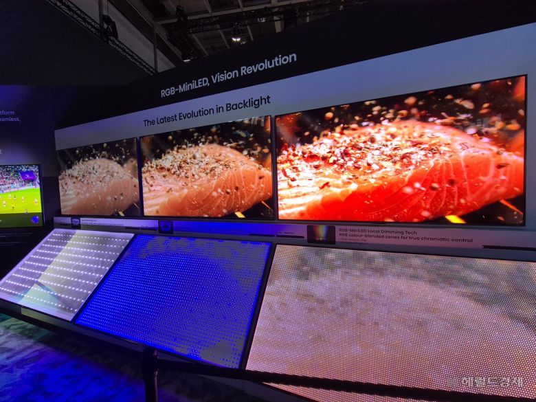하이센스는 독일 베를린에서 열린 IFA 2025에서 자사 RGB 미니 LED TV의 역대 제품을 나란히 전시하며 향상된 화질을 소개하는 데 집중했다. 맨 오른쪽이 최신 제품이다. 베를린=김현일 기자