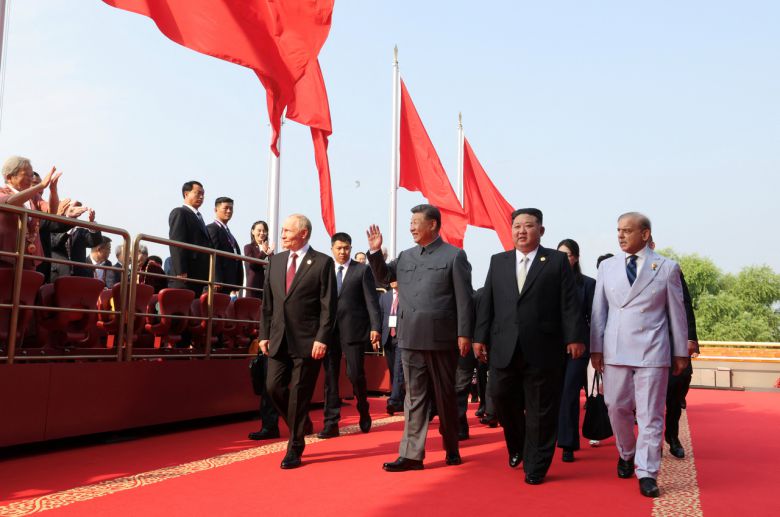 블라디미르 푸틴 러시아 대통령, 시진핑 중국 국가주석, 김정은 북한 국무위원장, 셰바즈 샤리프 파키스탄 총리가 지난 3일(현지시간) 중국 베이징에서  열린 ‘중국인민 항일전쟁 및 세계 반파시스트 전쟁 승리(전승절) 80주년’ 열병식 행사에 참석하고 있다. [로이터]