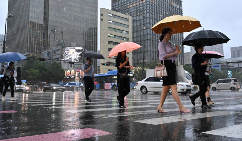 서울 종로구 세종대로 사거리에서 우산을 쓴 시민들이 출근길을 서두르고 있다. 임세준 기자