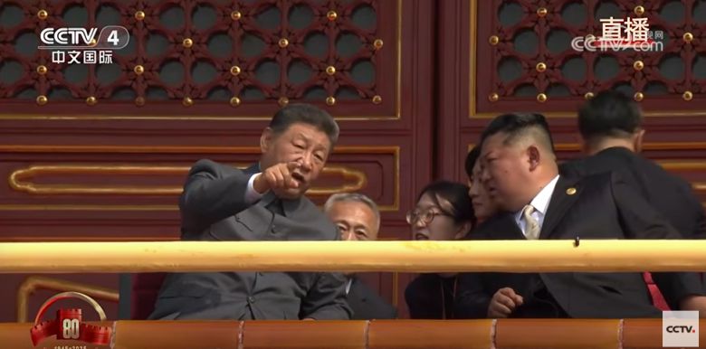 지난 3일 중국 인민 항일전쟁 및 세계 반파시스트 전쟁 승리 80주년 대회에 참석한 시진핑 국가주석과 김정은 북한 국무위원장이 대화하고 있다.  [중국중앙(CC)TV 유튜브 채널 캡처]