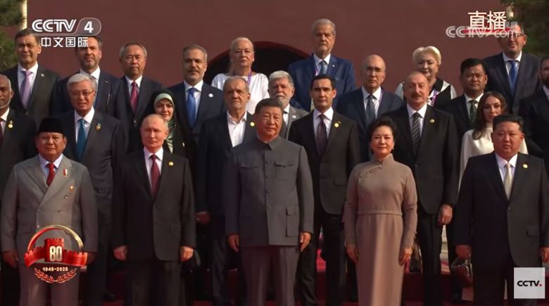 시진핑(가운데) 중국 국가주석과 블라디미르 푸틴(왼쪽) 러시아 대통령, 김정은(맨 오른쪽) 북한 국무위원장이 전승절 기념행사에서 나란히 기념촬영하고 있다.  [중국중앙(CC)TV 유튜브 채널 캡처]