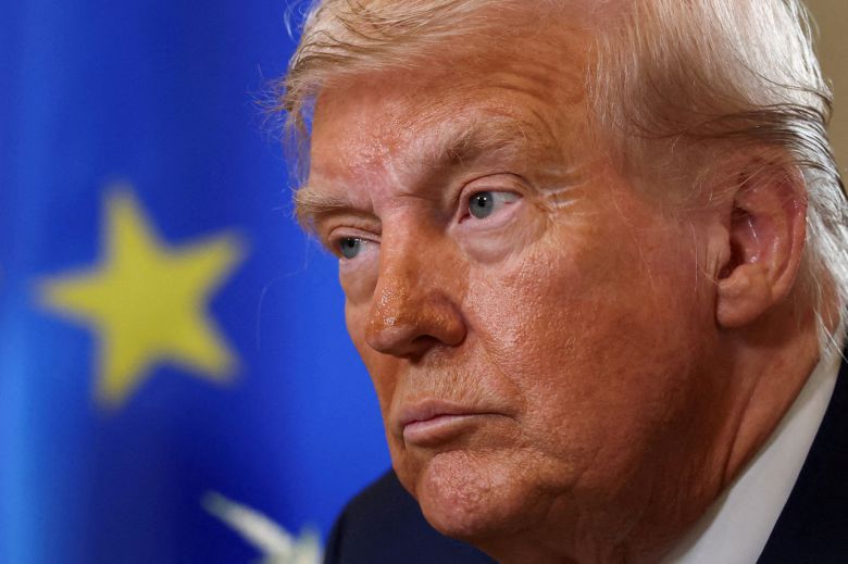 도널드 트럼프 미국 대통령이 지난 27일(현지시간) 영국 스코틀랜드 턴베리에서 열린 우르술라 폰 데어 라이엔 유럽연합 집행위원장과의 회담에서 미국과 EU 간의 무역 협정을 발표한 후의 모습. [로이터]