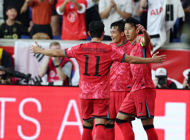 손흥민이 6일(현지시간) 미국 뉴저지주 해리슨 스포츠일러스트레이티드 스타디움에서 열린 미국과 친선경기에서 선제골을 넣은 후 동료와 기쁨을 나누고 있다. [연합]