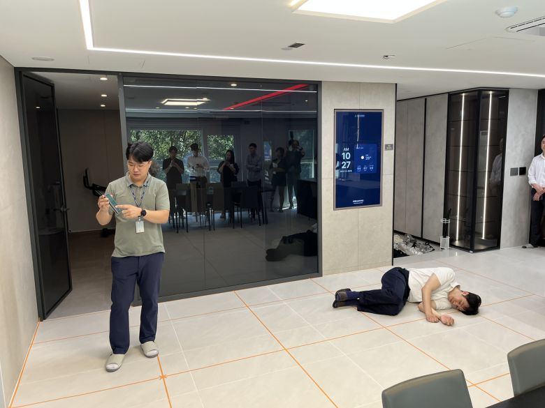 현대건설 관계자가 낙상 감지 시스템을 시연해보이고 있다. 윤성현 기자