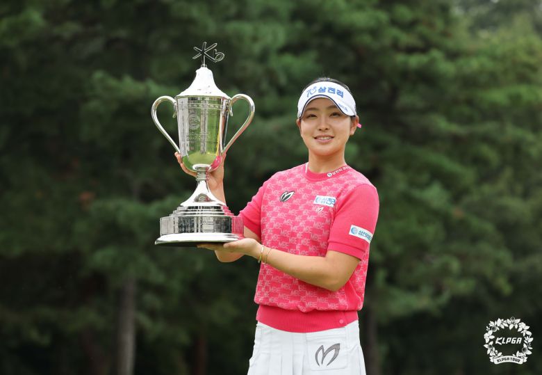유현조가 7일 KLPGA 투어 시즌 세번째 메이저 KB금융 스타챔피언십에서 2연패한 뒤 우승컵을 들고 있다.    [KLPGA 제공]