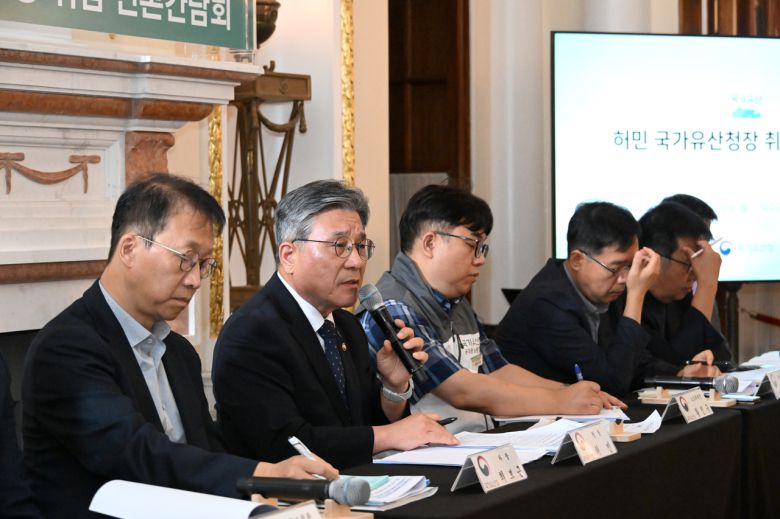 허민 국가유산청장이 8일 서울 중구 덕수궁 석조전에서 취임 기자간담회를 하고 있다. [국가유산청]