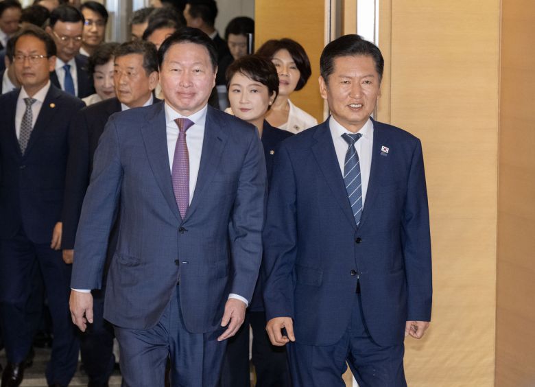 정청래(오른쪽) 더불어민주당 대표와 최태원 대한상의 회장이 8일 오전 서울 중구 대한상공회의소에서 열린 더불어민주당-대한상공회의소 정책 간담회에 참석하고 있다. 임세준 기자