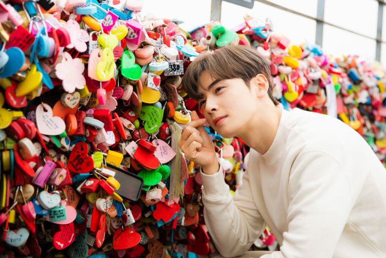 ‘케데헌’ 배경지 N서울타워 사랑의 자물통. 차은우는 최근 입대 전 사자보이스 진우의 커버댄스를 선보여 화제가 됐다.[서울관광재단 제공]