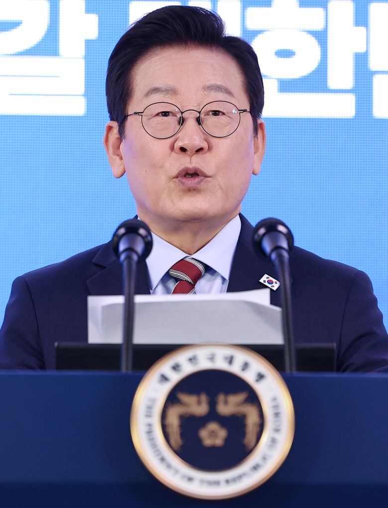 이재명 대통령이 8일 서울 중구 서울스퀘어에서 열린 국가인공지능(AI) 전략위원회 출범식에서 발언하고 있다. [연합]