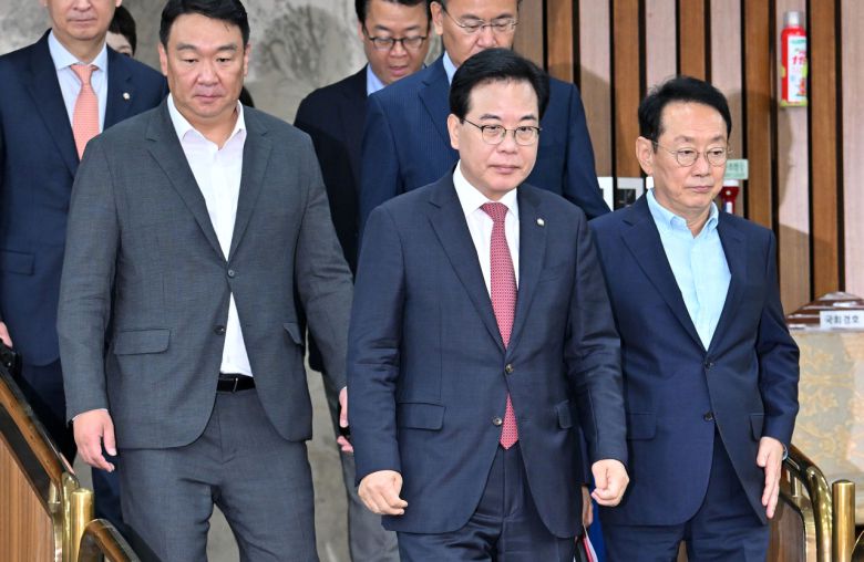 송언석(가운데) 국민의힘 원내대표가 9일 오전 국회에서 열린 원내대책회의에 참석하고 있다. 임세준 기자