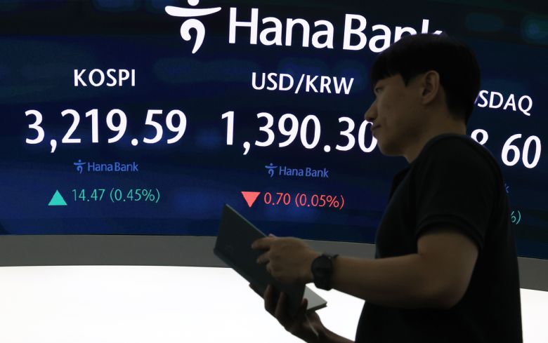 8일 서울 중구 하나은행 본점에서 직원들이 증시와 환율을 모니터하고 있다. [연합]