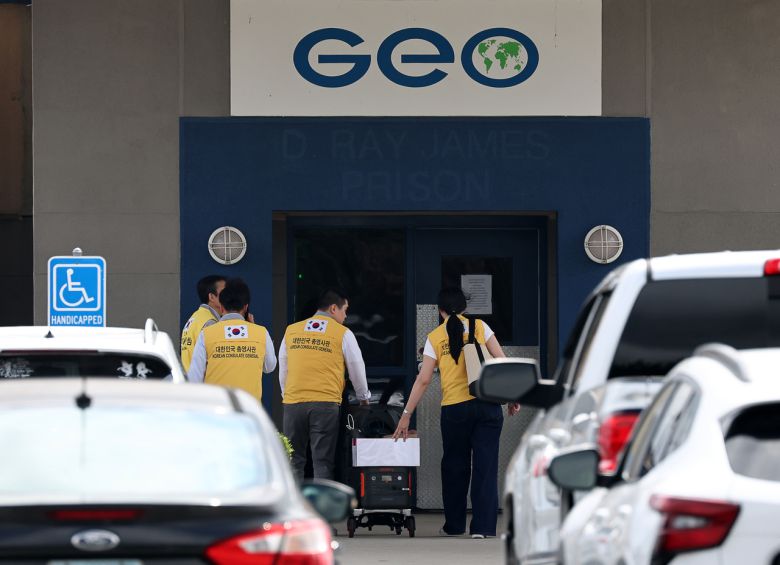 외교부 신속대응팀, 주애틀랜타 총영사관 관계자들이 8일(현지시간) 미국 당국의 이민단속으로 체포된 현대차그룹·LG에너지솔루션 배터리공장 건설 현장 직원들이 수감돼 있는 조지아주 포크스턴의 이민세관단속국(ICE) 구금시설로 향하고 있다. 신속대응팀은 앞서 꾸려진 현장대책반 및 주애틀랜타총영사관과 함께 구금된 우리 국민 전원이 조기에 전세기로 일괄 귀국하는 데 필요한 미국 측과의 세부 협의도 지원할 예정이다. [연합]