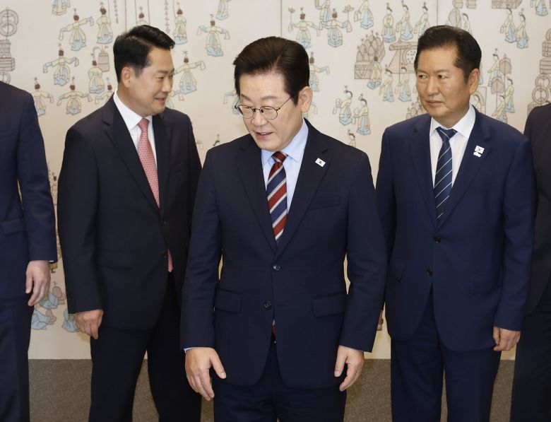 이재명 대통령이 8일 용산 대통령실에서 여야 지도부 오찬 회동에 참석한 더불어민주당 정청래 대표, 국민의힘 장동혁 대표와 기념촬영 후 자리로 이동하고 있다. 2025.9.8 [대통령실통신사진기자단]