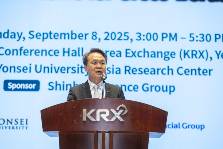 진옥동 신한금융그룹 회장이 8일 ‘한·일 금융협력 세미나’에서 축사를 하고 있다.   [신한금융그룹 제공]