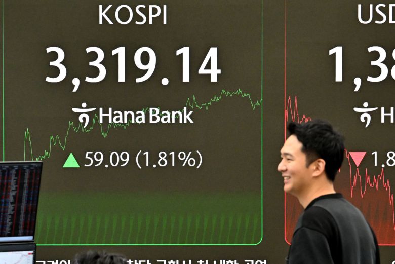 이날 서울 중구 하나은행 딜링룸 전광판에 코스피 지수가 오후 3시 26분 기준 전 거래일보다 59.09포인트 상승한 3319.14포인트를 나타내고 있다. 임세준 기자