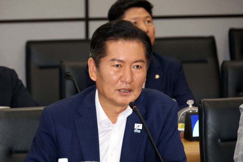 정청래 민주당 대표가 10일 경기 평택 삼성전자 평택캠퍼스에서 열린 반도체산업 발전을 위한 현장 간담회에서 인사말을 하고 있다. [연합]