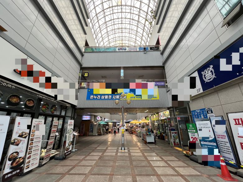 시범삼성한신아파트와 시범한양아파트 사이에 있는 상가 ‘서현파크프라자’ 내부 모습. 윤성현 기자