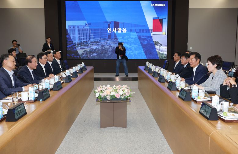 정청래 더불어민주당 대표가 10일 경기 평택시 삼성전자 평택캠퍼스를 방문해 반도체산업 발전을 위한 현장 간담회를 하고 있다. [연합]