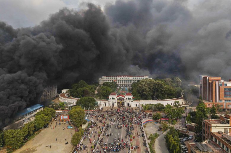 네팔 시위대가 지난 9일 수도 카트만두에서 SNS 금지 및 부패에 대한 항의 시위 중 의회 건물이 불 타자 축하하고 있다. [AP]