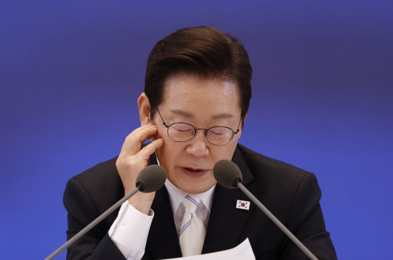 이재명 대통령이 11일 청와대 영빈관에서 열린 취임 100일 기자회견에서 발언하고 있다. [연합]