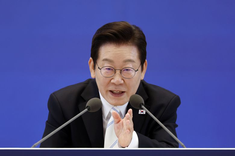 이재명 대통령이 11일 청와대 영빈관에서 열린 취임 100일 기자회견 ‘회복을 위한 100일, 미래를 위한 성장’에서 발언하고 있다. [연합]