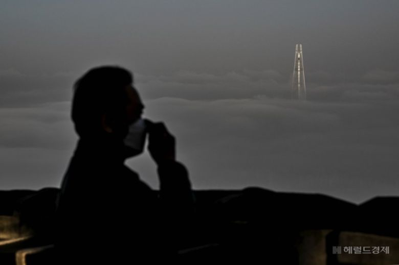 경기도 광주시 남한산성에서 바라본 롯데월드타워 일대가 미세먼지와 황사로 인해 뿌연 모습을 보이고 있다.[임세준 기자]