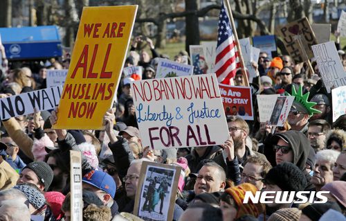 【뉴욕=AP/뉴시스】 도널드 트럼프 대통령이 무슬림 난민들과 무슬림 인구가 많은 7개국의 국민에 대해 미국 입국금지령을 내리자 29일(현지시간) 뉴욕시민들이 “우리가 모두 무슬림이다” “ 금지령도 장벽도 반대”등의 팻말을 들고 대규모 시위에 나섰다. 이들은 자유의 여신상이 입항했던 지점에 집결해 트럼프의 난민금지령으로 혼란과 분노만 촉발할 뿐이라고 외쳤고 미국의 공항마다 입국저지를 받은 여행객들과 해외에 나간 가족을 기다리는 사람들로 넘쳐났다. 2017.01.30