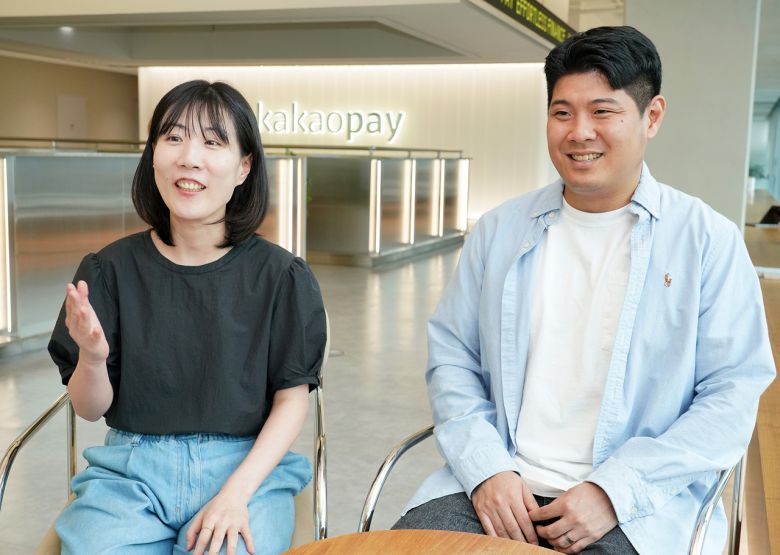 지난 9일 경기도 성남시 카카오 판교아지트에서 김은지(왼쪽) 머니코어서비스 유닛장, 김응수 틴즈넘버 담당자가 카카오 틴즈머니 이용자인 10대의 특징에 대해 인터뷰 하는 모습. [카카오페이 제공]