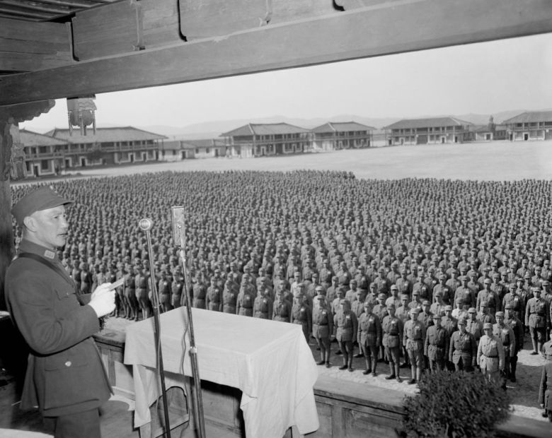 장제스가 제2차 세계대전 당시 약 1943년경 중국에서 병사들에게 연설하고 있다. [게티이미지]
