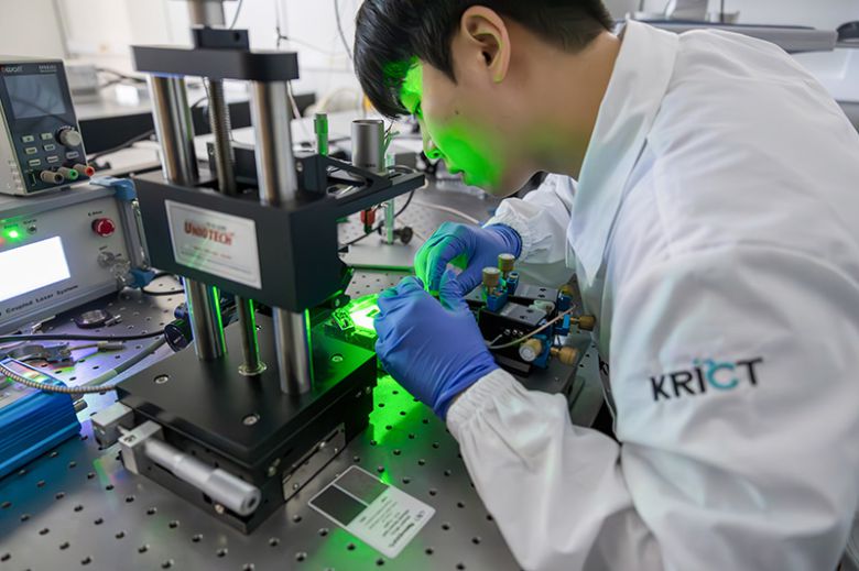 완성된 위상결정절연체 광 센서 소재를 광대역 광 센서 성능 평가 장비에 결합시키고 있다.[한국화학연구원 제공]