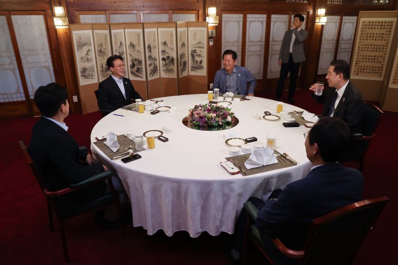 14일 서울 종로구 총리 공관에서 당·정·대(더불어민주당·정부·대통령실) 고위급 만찬회동이 열리고 있다. 이날 회동에는 김민석 국무총리, 더불어민주당 정청래 대표, 김병기 원내대표, 우상호 대통령실 정무수석, 강훈식 대통령비서실장이 참석했다. [연합]